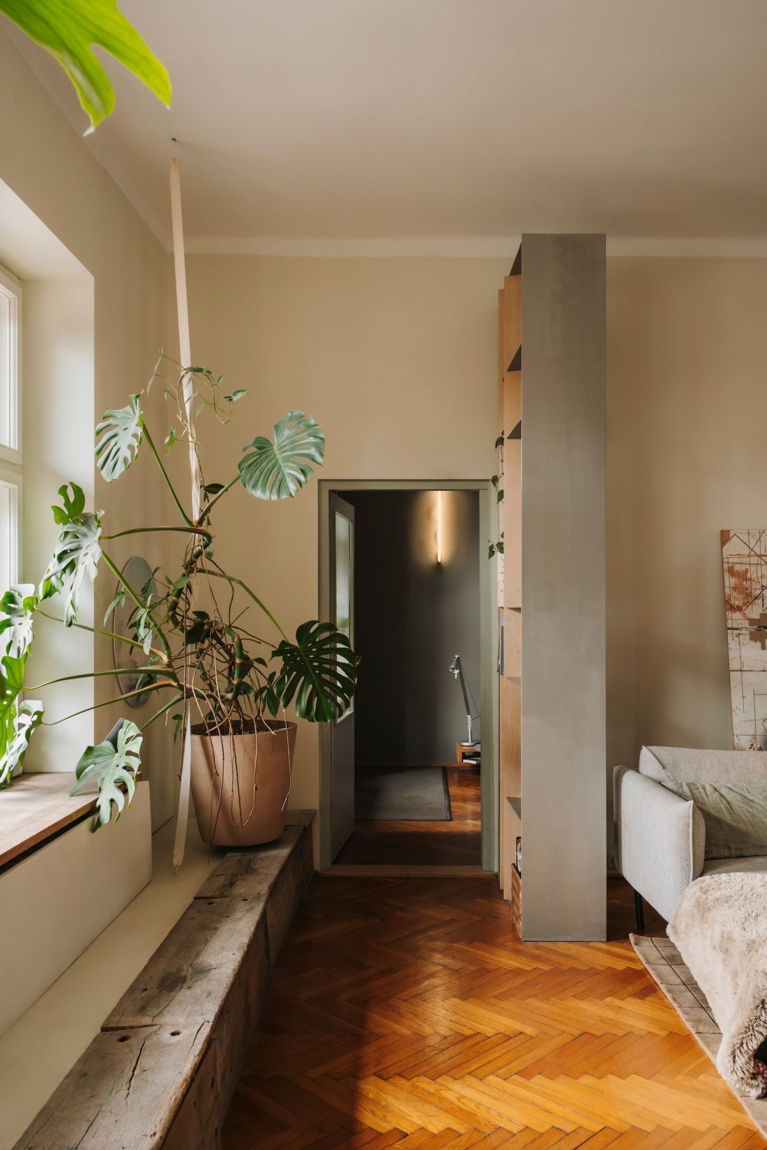Za regałem schowane są drzwi do kolejnego pokoju