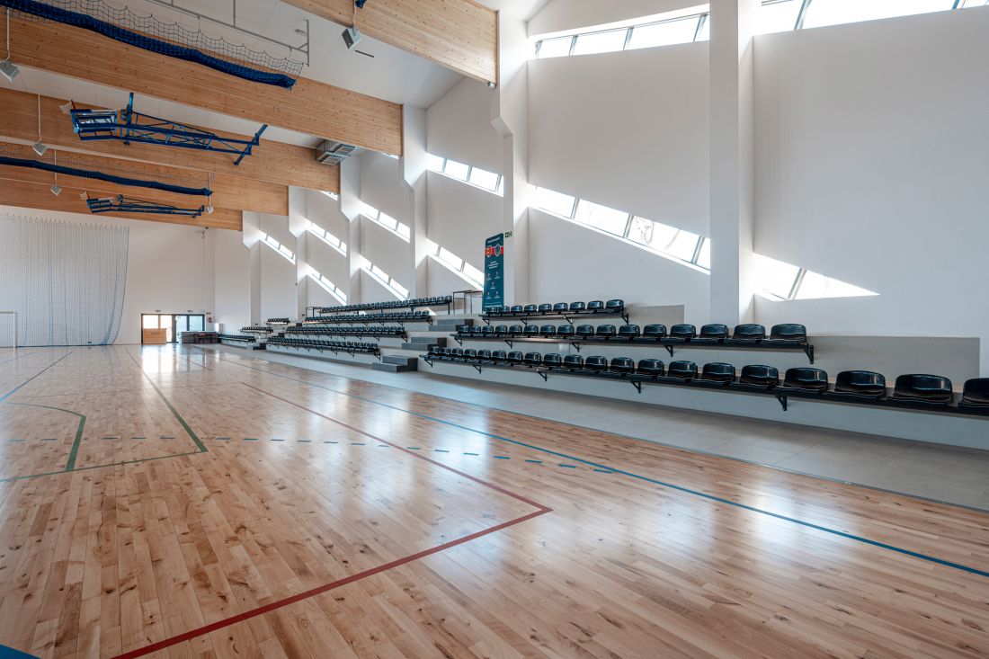 Wnętrze hali sportowej w Marcinkowicach