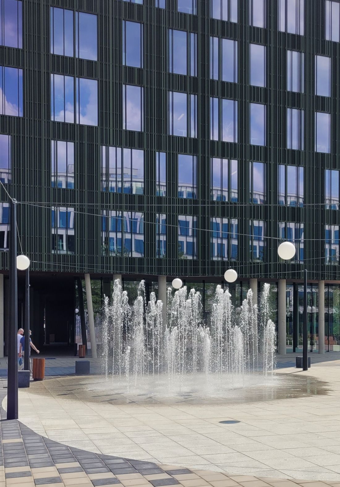 Kompleks biurowy i plac „Nowy Rynek” w Poznaniu, fontanna na tle biurowców