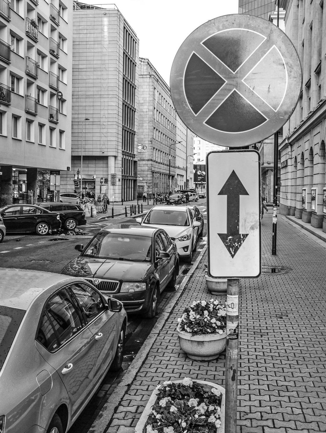  zdjęcia autorstwa Jakuba Szafrańskiego z książki Marty Żakowskiej pt. „Autoholizm. Jak odstawić samochód w polskim mieście”, 