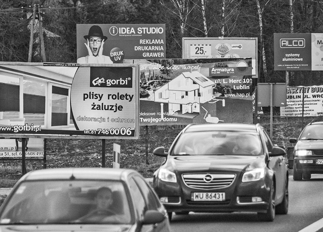 zdjęcia autorstwa Jakuba Szafrańskiego z książki Marty Żakowskiej pt. „Autoholizm. Jak odstawić samochód w polskim mieście”, 