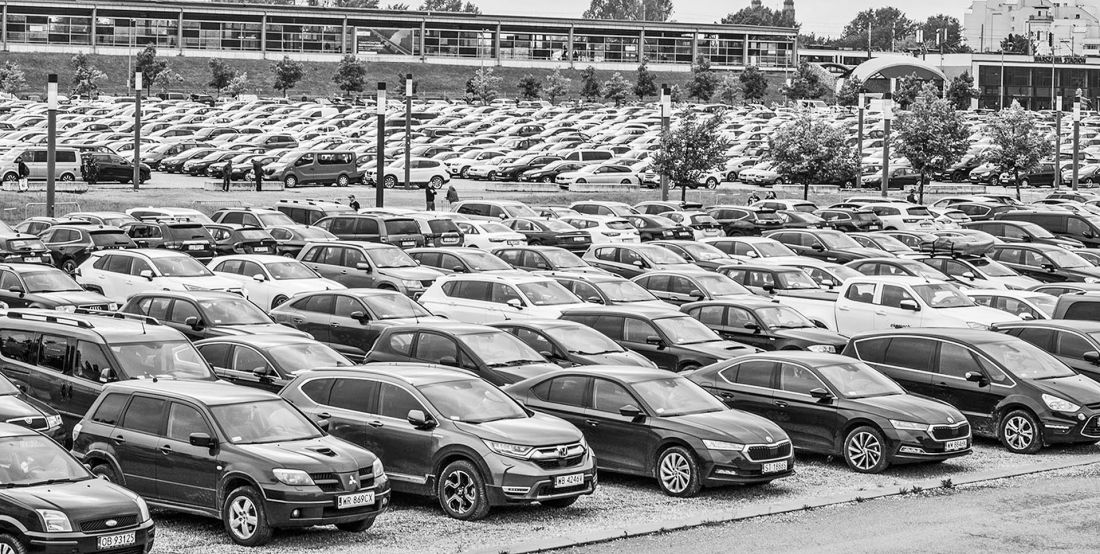 zdjęcia autorstwa Jakuba Szafrańskiego z książki Marty Żakowskiej pt. „Autoholizm. Jak odstawić samochód w polskim mieście”