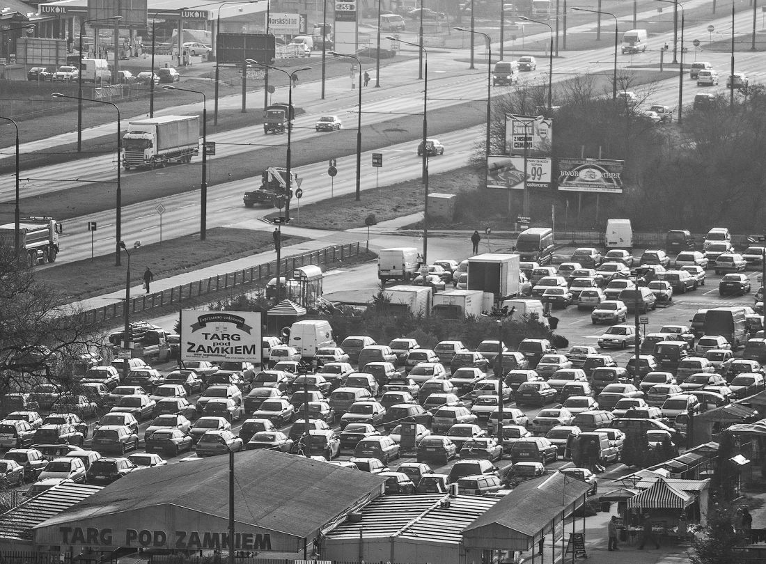 zdjęcia autorstwa Jakuba Szafrańskiego z książki Marty Żakowskiej pt. „Autoholizm. Jak odstawić samochód w polskim mieście”