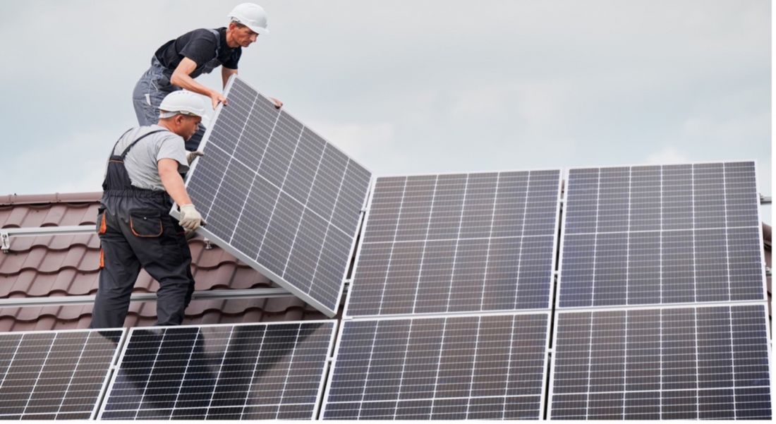 Kolektory słoneczne (często mylone z panelami fotowoltaicznymi) pobierają energię promieniowania słonecznego przekazując je do medium roboczego, które przepływa przez rurki absorbera. 