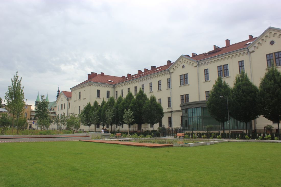 park koresponduje bezpośrednio z biblioteką zlokalizowaną w dawnych koszarach
