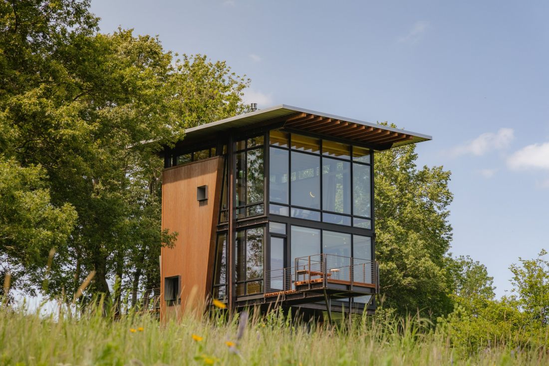 W nowoczesnych projektach domów drewnianych szkło doskonale komponuje się z naturalnym materiałem.
