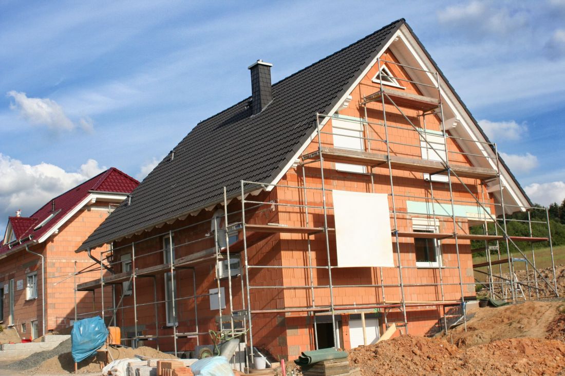 W budowie domów murowanych wykorzystuje się takie materiały, jak pustaki ceramiczne. Charakterystyczne czerwone bloki wyróżniają się wysoką wytrzymałością na ściskanie oraz są przyjazne środowisku