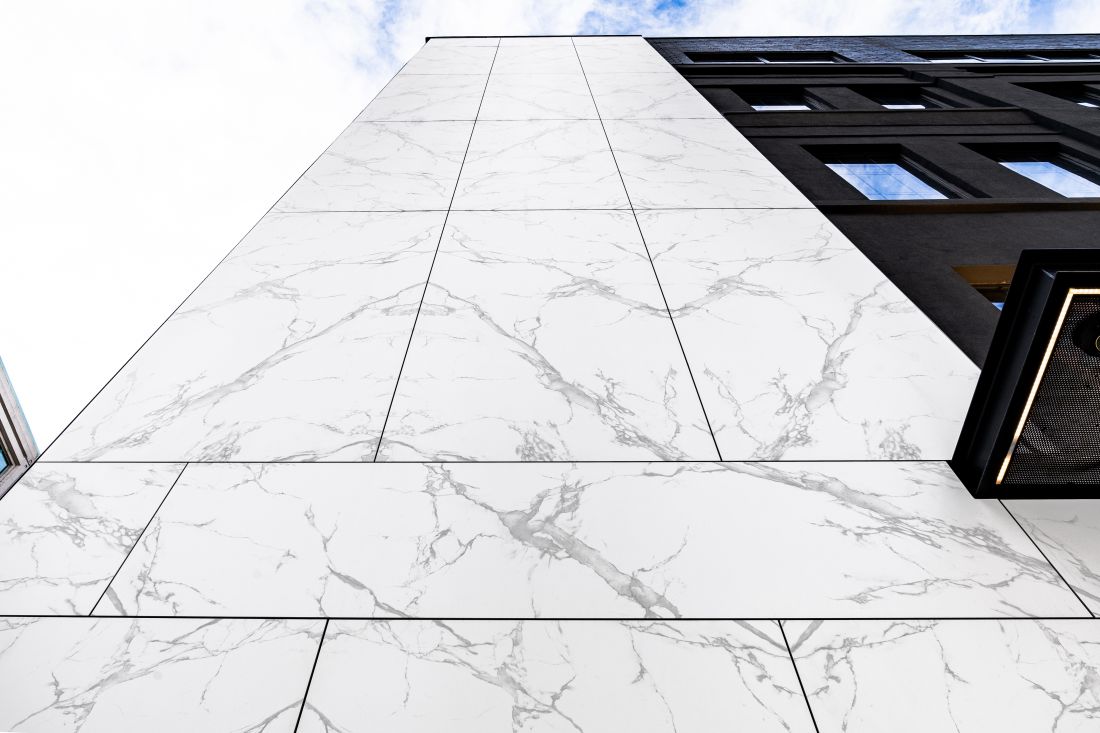 Dekton Aura na fasadzie budynku w Chicago