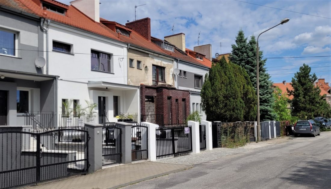 Enklawa szeregowych domów z lat 60. XX w. na zagórzu w Poznaniu