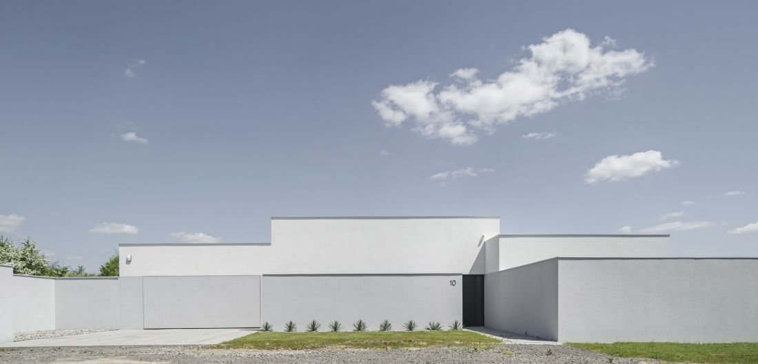 Dom jest minimalistyczny i parterowy
