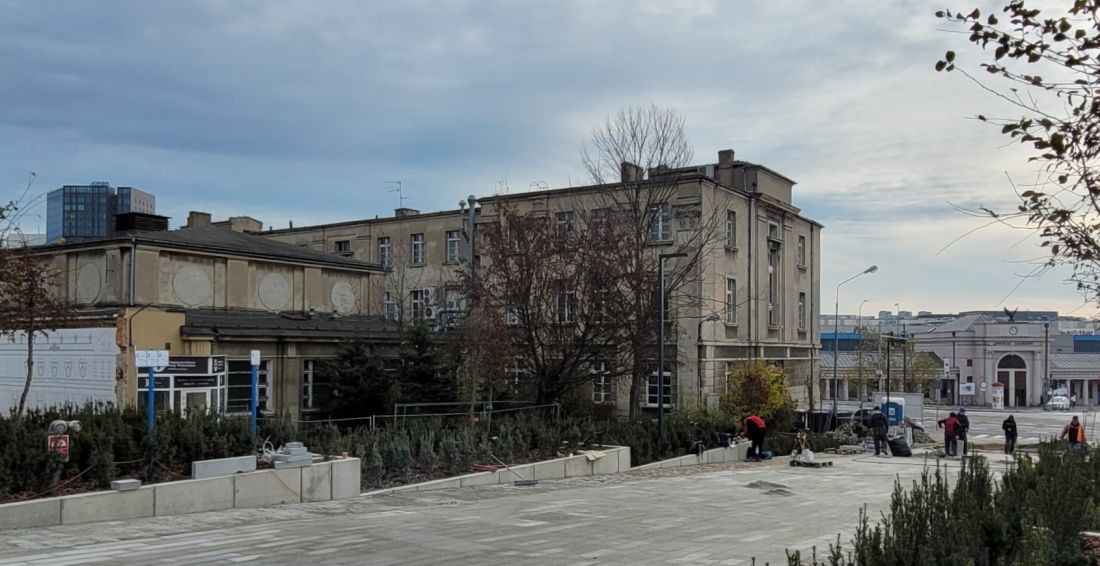 Gmach Administracyjny MTP, widok z placu Pewuki