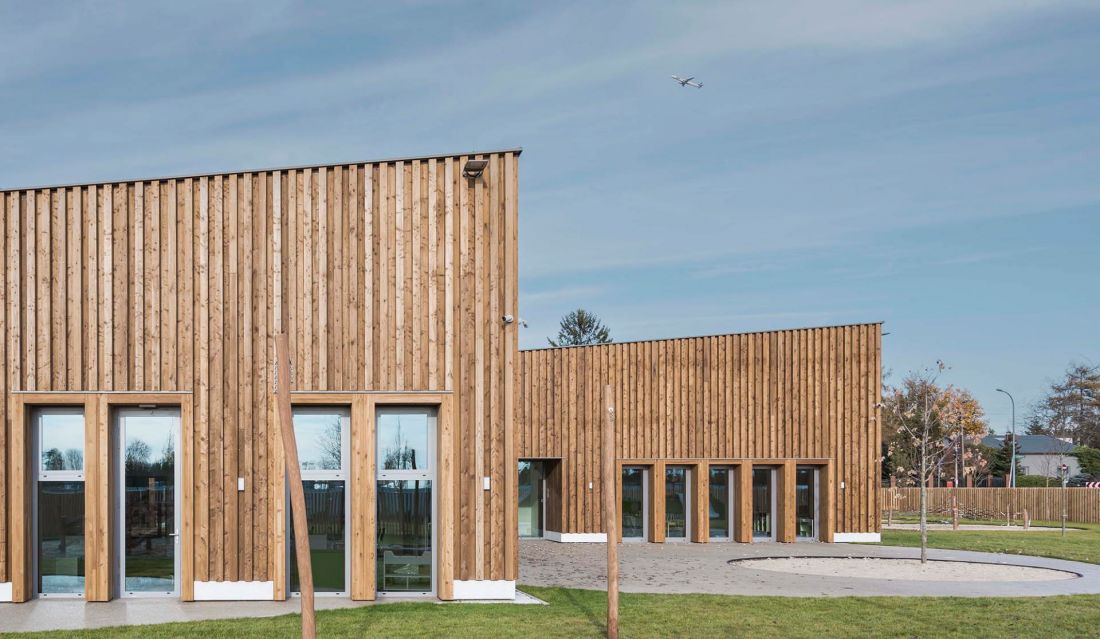 architekci zdecydowali się wykonać fasadę w formie przestrzennej, a nie płaskiej, dzięki czemu uzyskali ciekawy światłocień