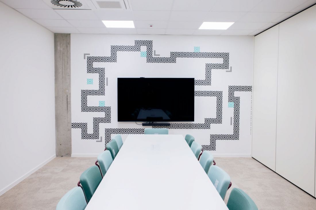 grafika będąca główną dekoracją sali konferencyjnej nawiązuje do kultowej gry „Snake” z wkomponowanymi logotypami agencji