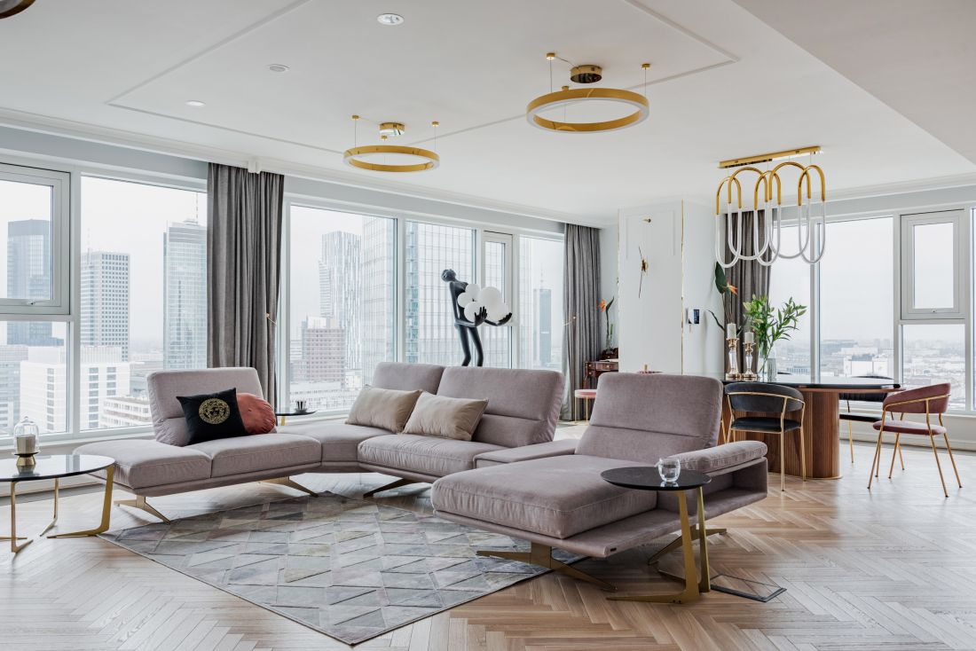 W centrum salonu znajduje się sofa w kształcie litery U