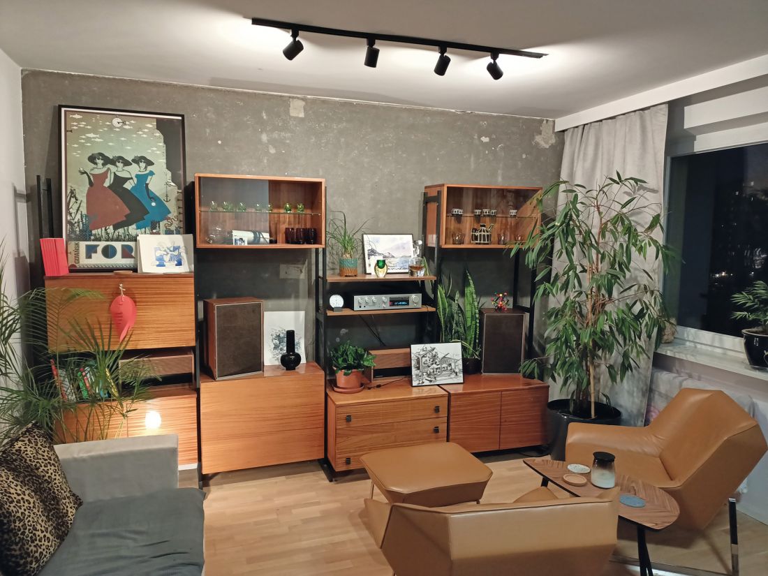 prywatne mieszkanie Pawła Wołejszy, a w nim między innymi odsłonięta prefabrykowana płyta żelbetowa i uratowana PRL-owska meblościanka modułowa Drzwotechnika
