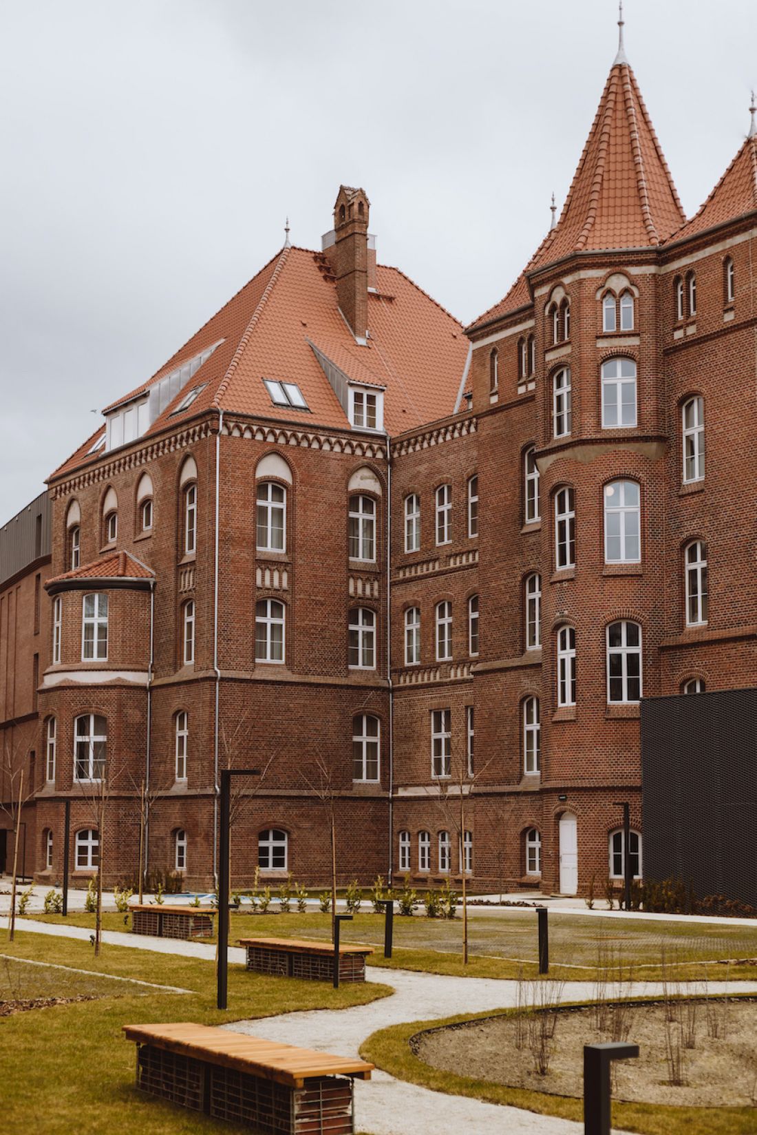 Dwór Uphagena w Gdańsku - odnowiony obiekt w standardzie hotelu czterogwiazdkowego; najstarsza cześć budynku pochodzi z 1800 roku,