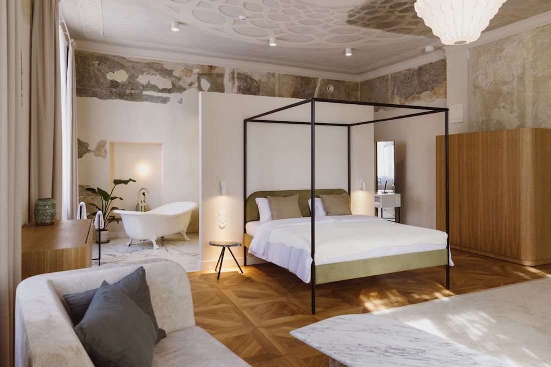 wnętrze jednego z pokojów hotelowych w Dworze Uphagena w Gdańsku - historia miejsca i jego pierwotna tkanka w połączeniu ze współczesnymi rozwiązaniami