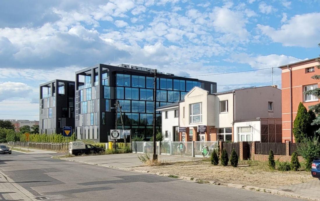 biurowce Castor i Pollux, ul. Kopanina, Poznań, nowe budynki i stara chaotyczna zabudowa