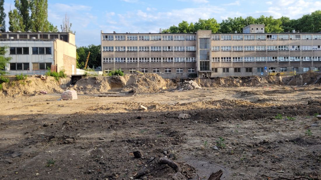 plac budowy, widok z ul. Krzyżowej, miejsce po wyburzonym pawilonie