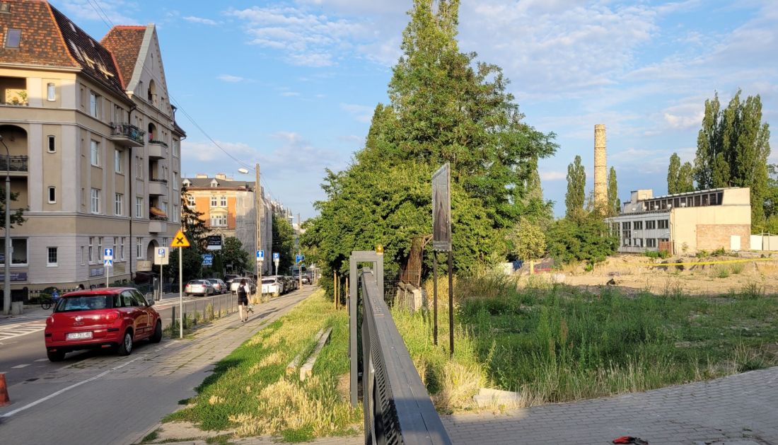 ulica Krzyżowa i teren budowy nowego skrzytdła szpitala im. Degi