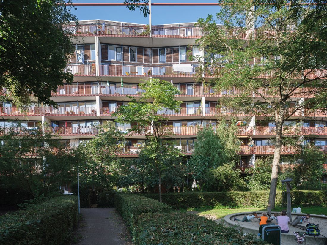 wydłużone budynki stanowią granicę kwartału GWL Terrein i wydzielają przestrzeń mieszkalną od biznesowej; chronią także pozostałe budynki przed wiatrem oraz hałasem z pobliskiej drogi
