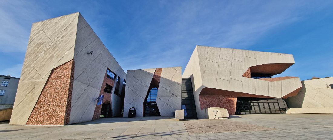 oruńskie Centrum Kulturalno-Kongresowe Jordanki - ceglaste i ceglane motywy na fasadzie i we wnętrzu nawiązują do gotyckiej starówki, proj.: Fernando Menis