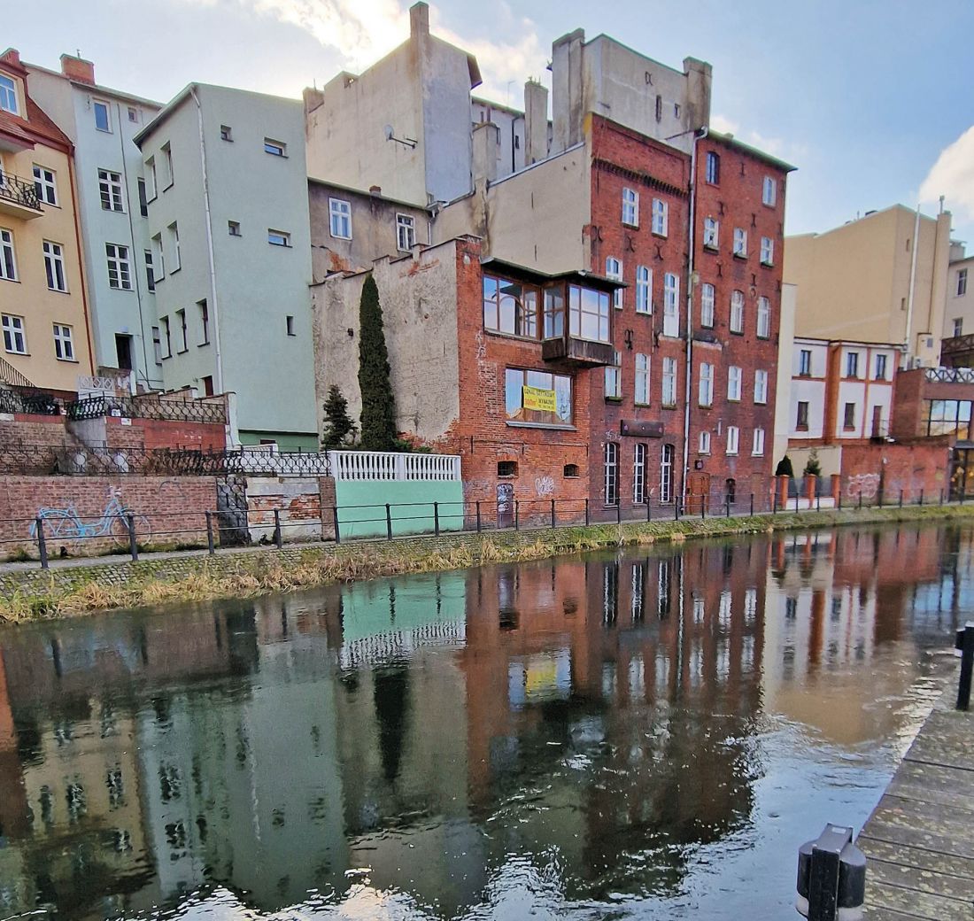 bydgoski waterfront: przejrzysta, wartka woda scalona z architekturą - coś wspaniałego