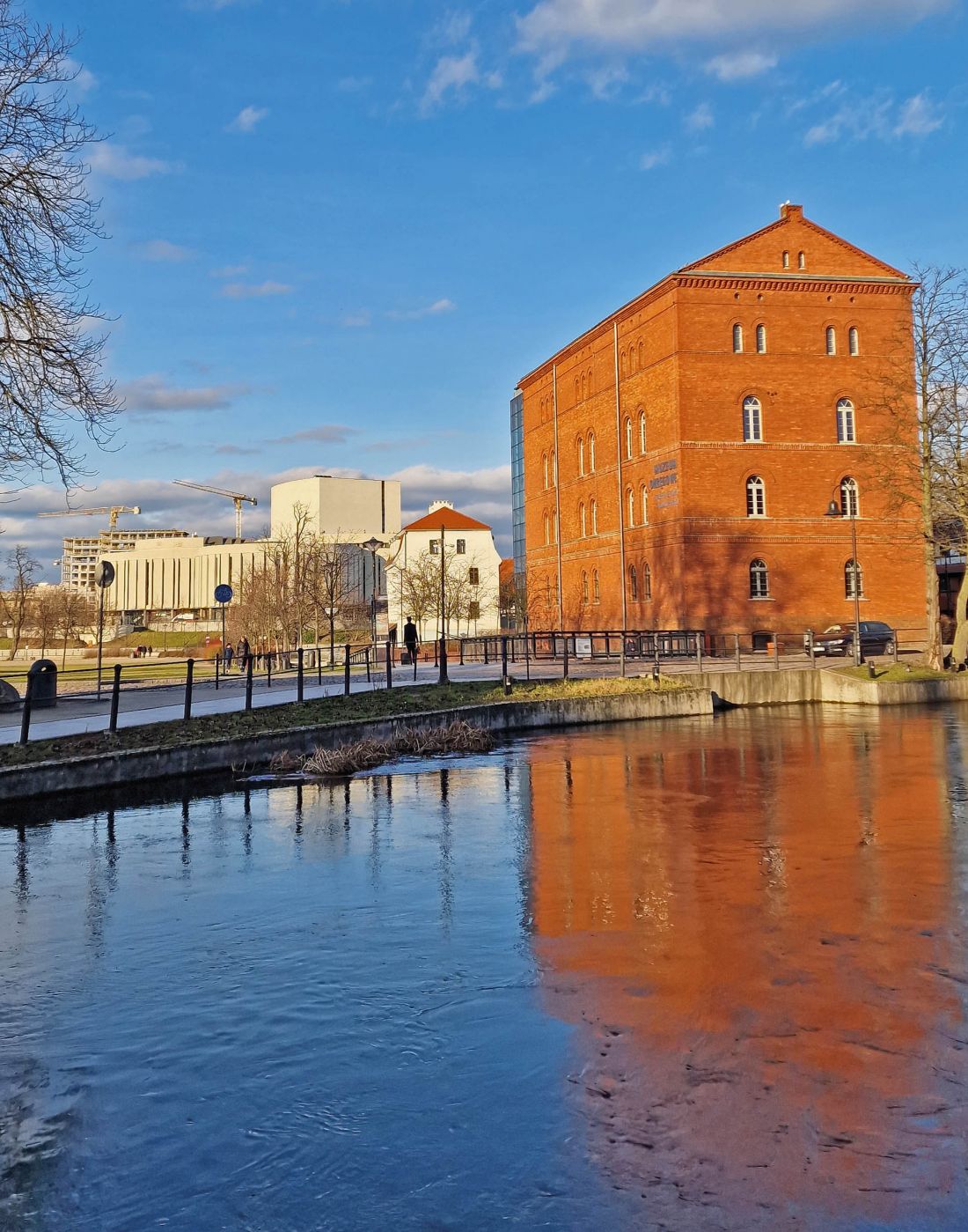 budynek Galerii Sztuki Nowoczesnej Muzeum Okręgowego zgodnie z bydgoskim dobrym standardem pięknie odbija się w wodzie, a zza niego wyłania się rozbudowywana właśnie imponująca Opera Nova;