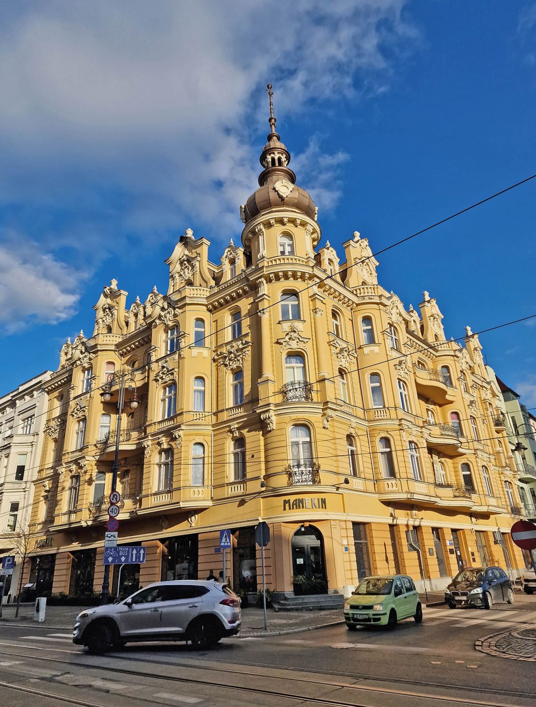 zapewne to łączność wodna z Berlinem przyczyniła się do rozwoju tej pysznej architektury; transport to nie tylko biznes - oznacza również transfer idei, w tym mody i estetyki