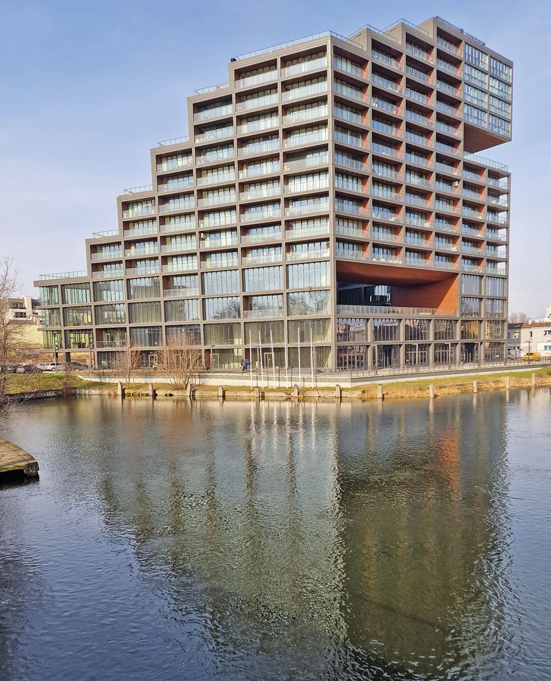 apartamentowiec Nordic Haven również przegląda się w wodach Brdy, proj.: Nizio Design International