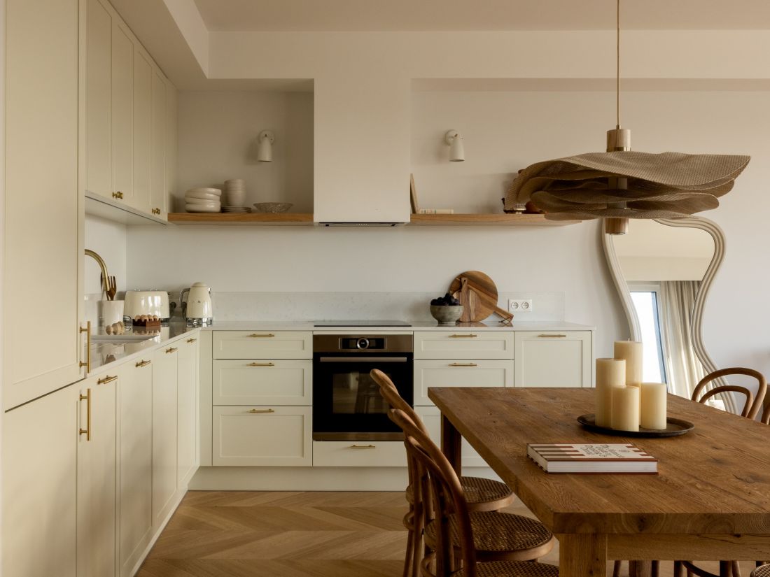 Architektki długo dobierały idealny odcień frontów kuchennych