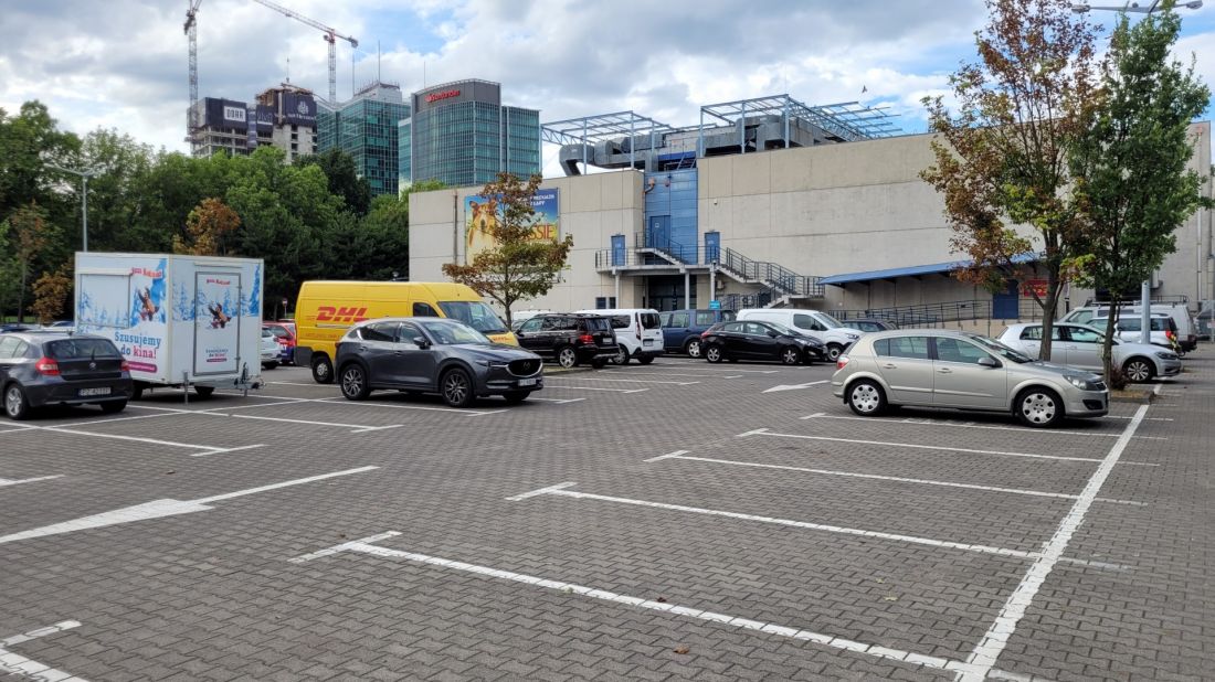 Parking na tyłach Multikina. Widoczna elewacja południowa. 