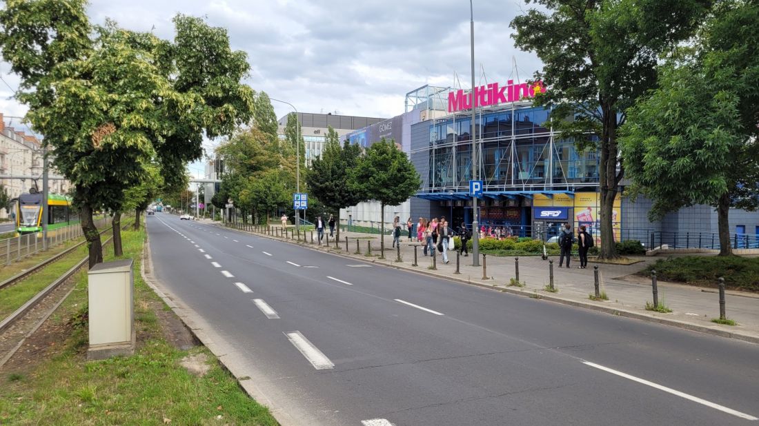 ul. Królowej Jadwigi. Widok od zachodu: Multikino 51, biurowce Maraton