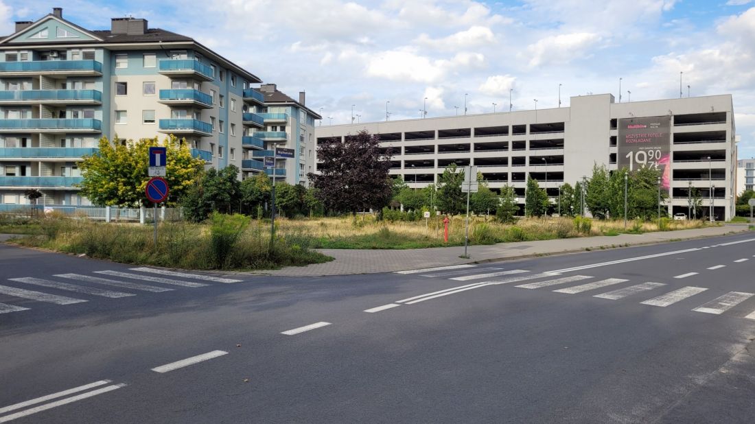 parking CH Malta i sąsiednia zabudowa mieszkalna, widok od zachodu