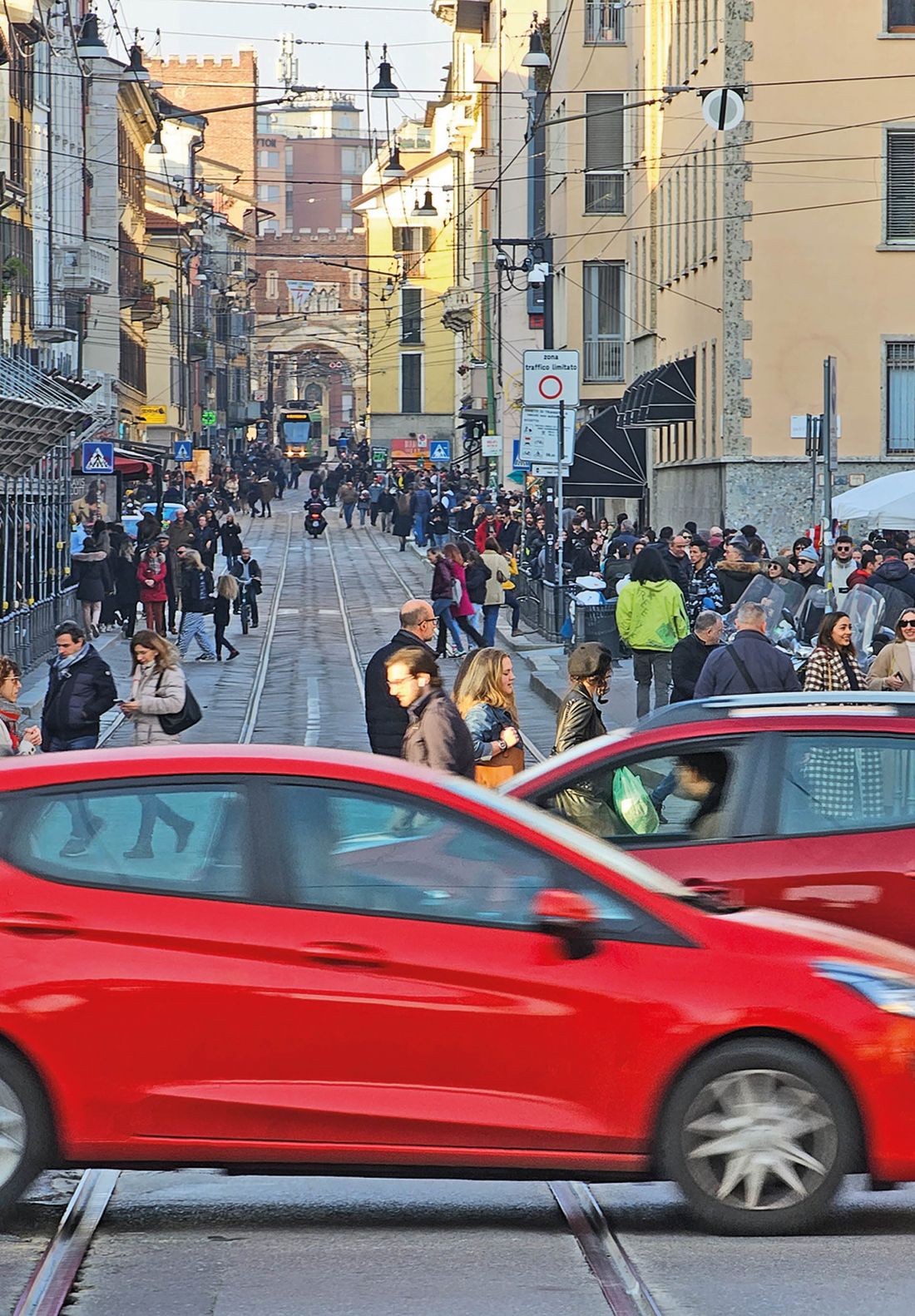 gorączka sobotniego wieczoru na Corso di Porta Ticinese; na końcu dochodzi się do Darseny, ulubionego miejsca spotkań młodych ludzi