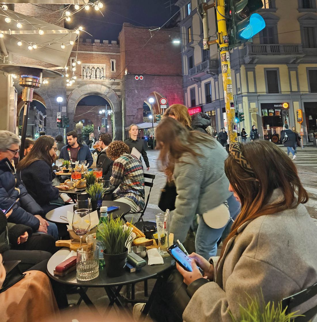 wspa-nia-le! - tutaj wszystko smakuje najlepiej, zwłaszcza aperol spritz przy malutkim stoliku w ogródku opływanym przez fale przechodniów