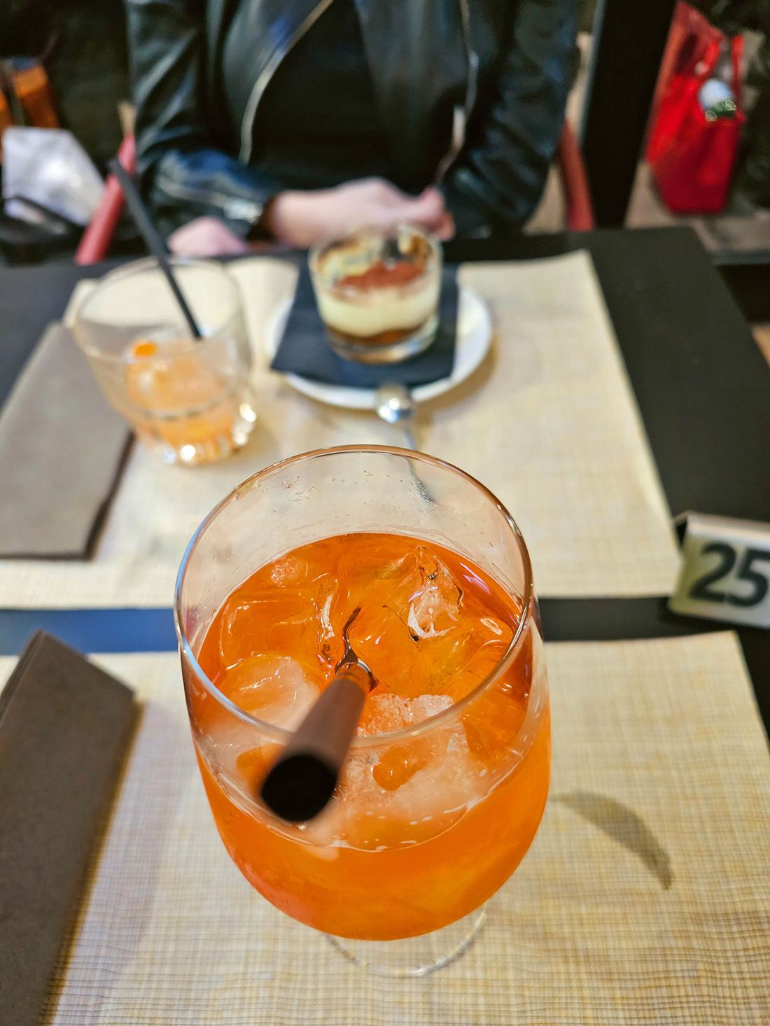 wspa-nia-le! - tutaj wszystko smakuje najlepiej, zwłaszcza aperol spritz przy malutkim stoliku w ogródku opływanym przez fale przechodniów