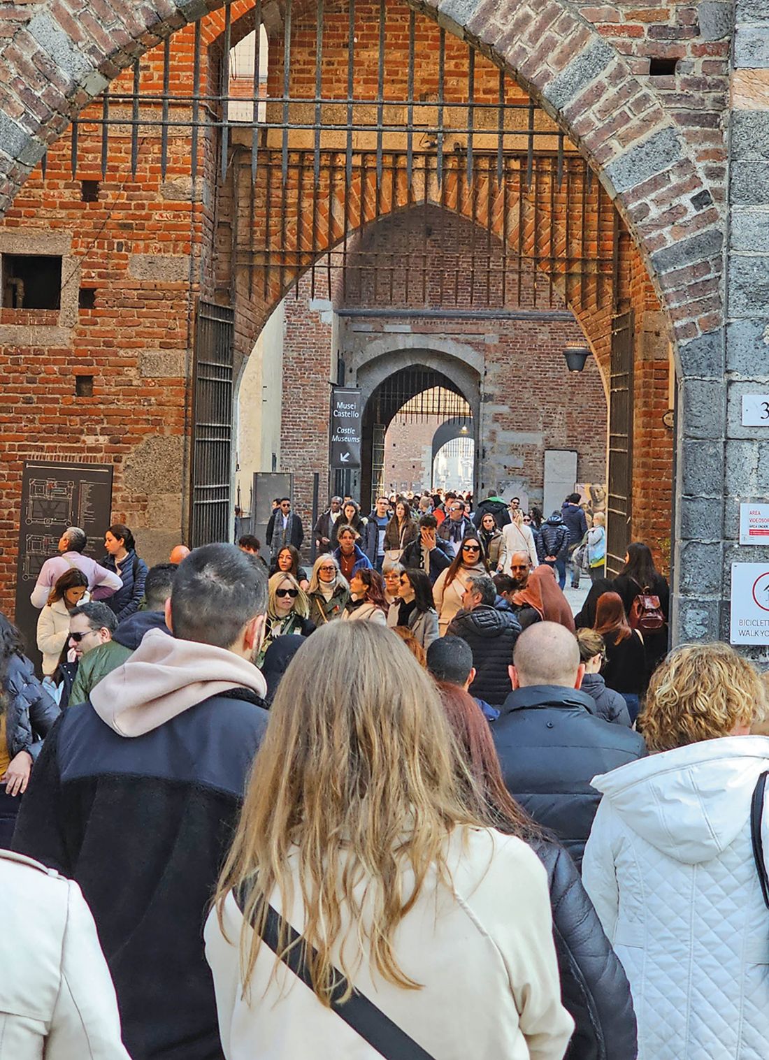 zamek Sforzów nie mieści się w obiektywie - głębia ujęcia przez kolejne bramy może dać jakieś wyobrażenie skali