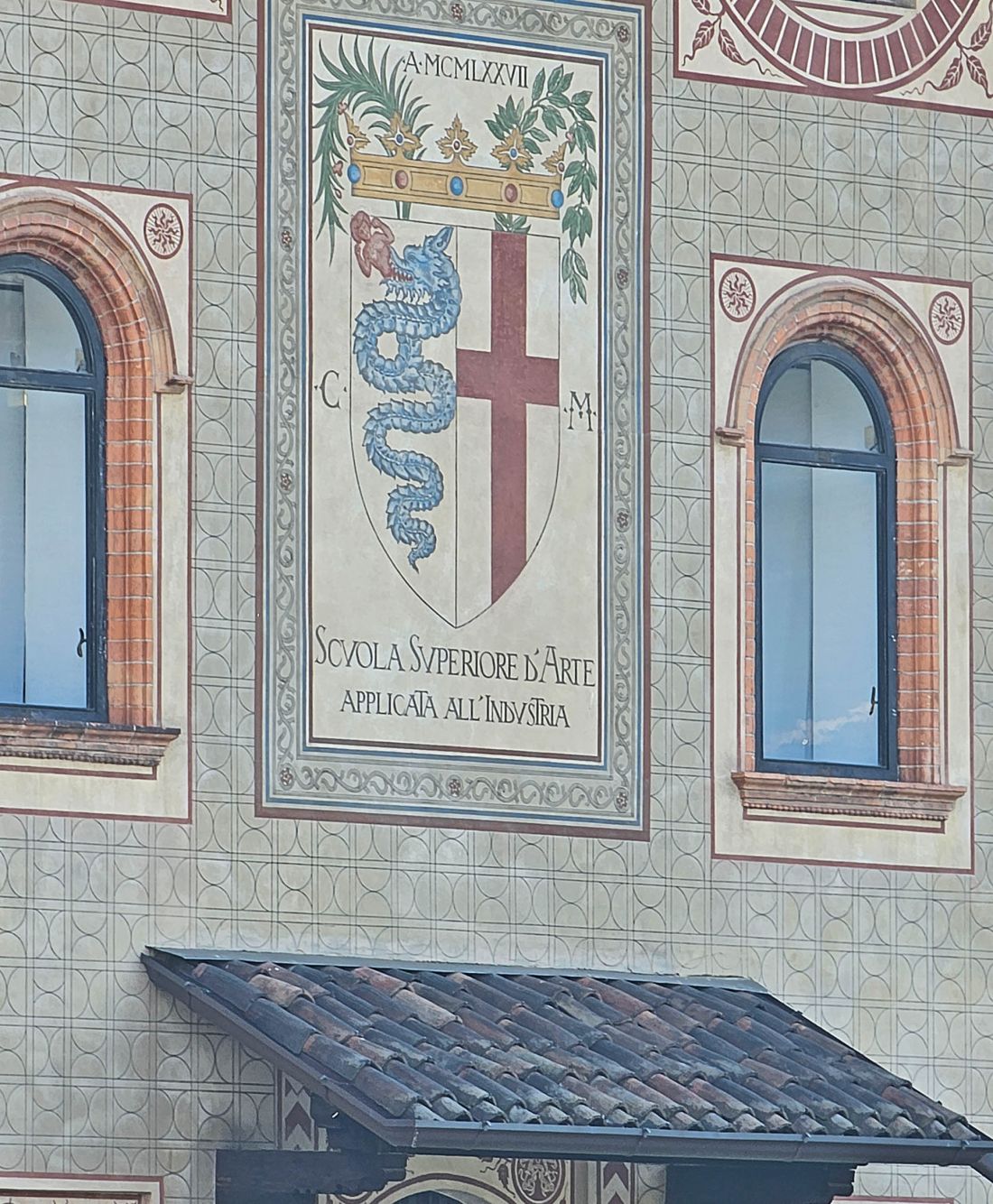 zamek Sforzów nie mieści się w obiektywie - głębia ujęcia przez kolejne bramy może dać jakieś wyobrażenie skali