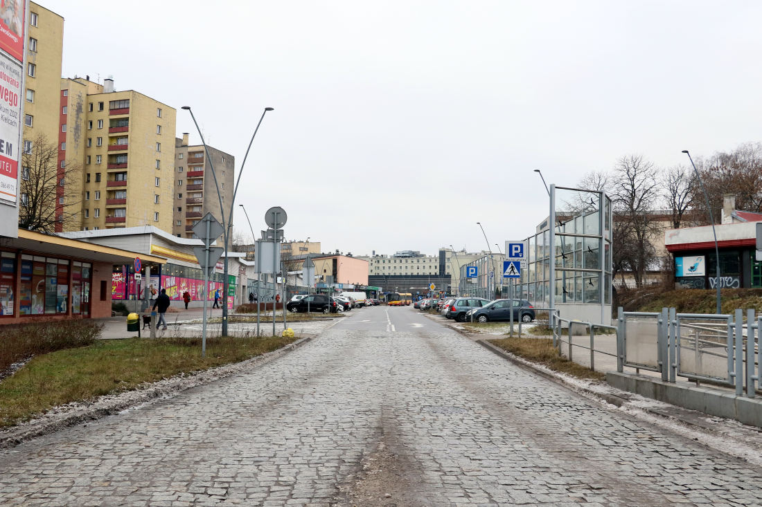 Ulica Czarnowska w Kielcach, w głębi widoczne Kino Romantica