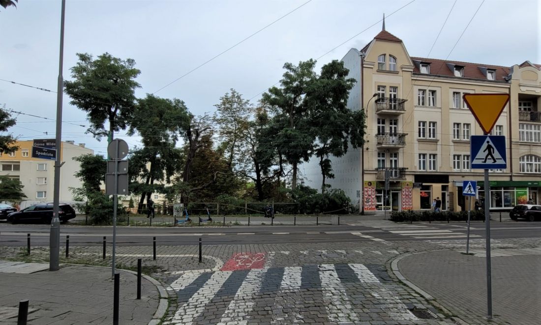 skrzyżowanie ul. Spadzistej i Górna Wilda, zadrzewiony teren zostanie zabudowany
