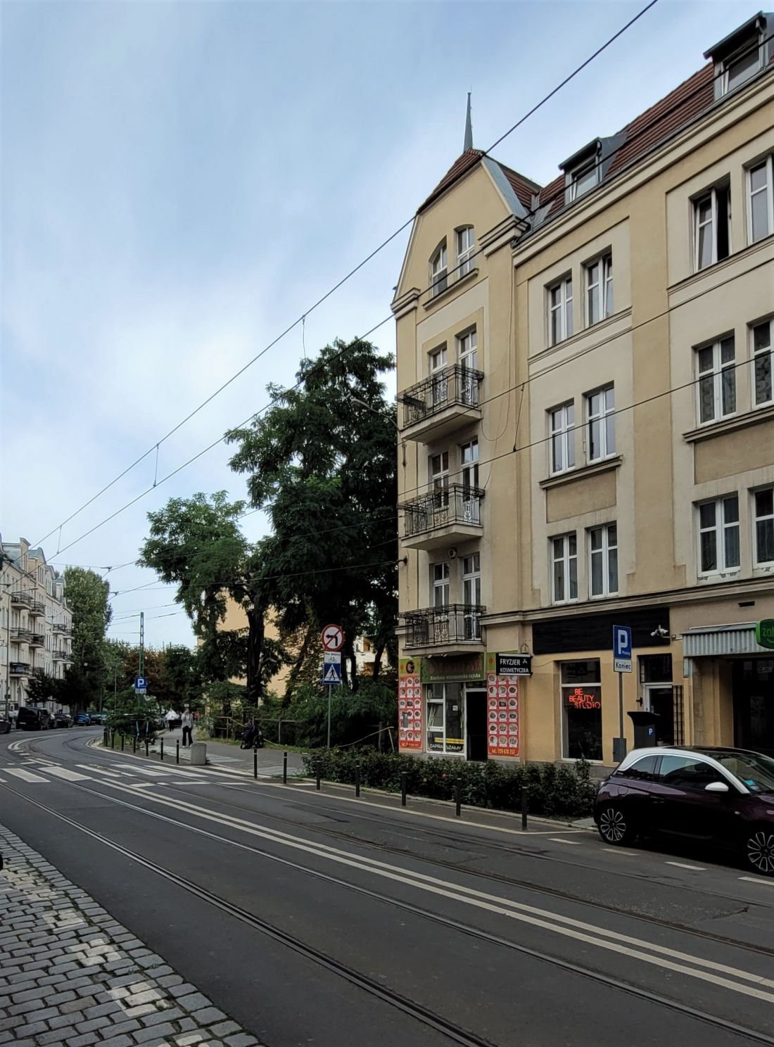 ul. Górna Wilda, widok w stronę centrum, w miejscu drzew powstanie jeden z budynków nowej inwestycji
