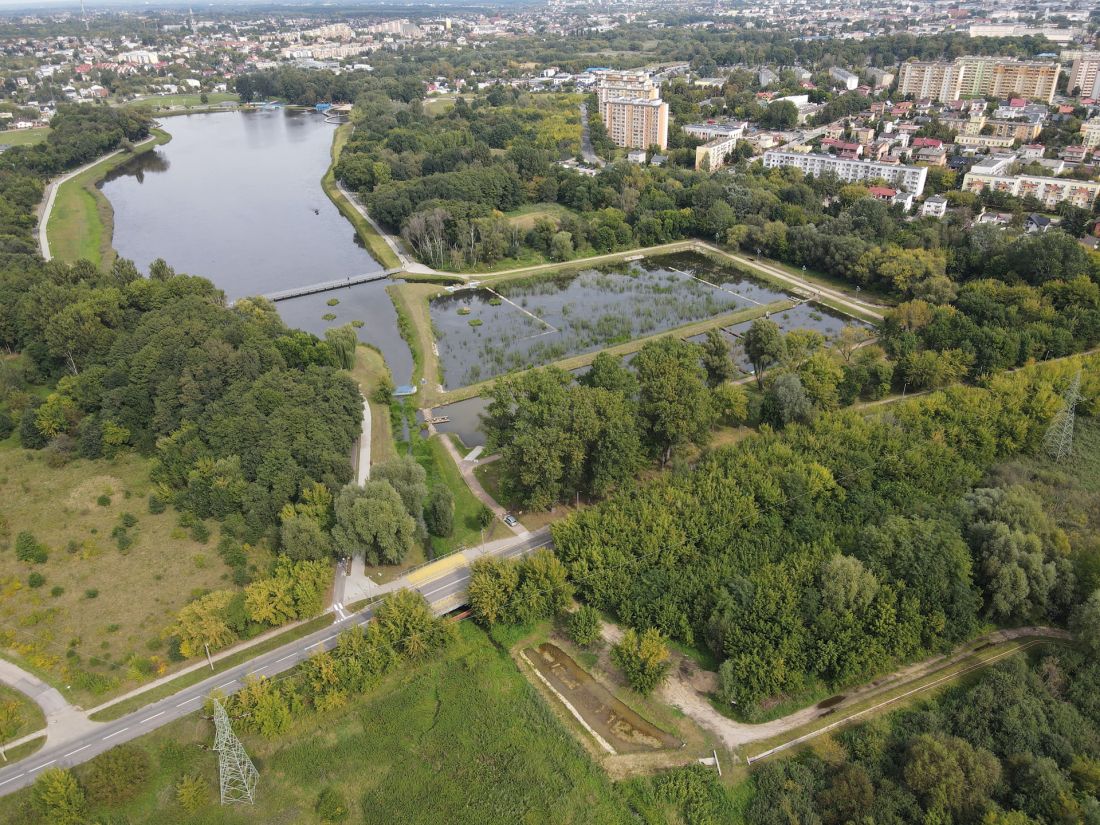 adaptacja miast do zmian klimatu obejmuje działania w różnej skali; na zdjęciu realizacja błękitno-zielonej infrastruktury (BZI) w dużej skali