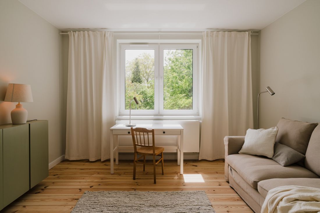 Salon wypełniony jest naturalnymi kolorami