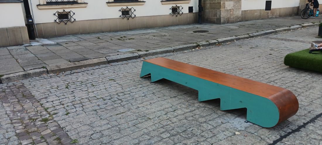 „przepływy” - meble miejskie zaprojektowane przez malarza i projektanta Olafa Ciruta