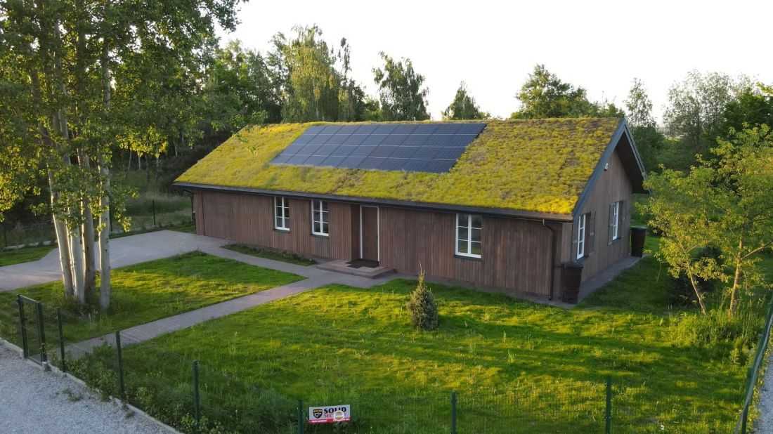 Budynek jest wyposażony również w fotowoltaikę, pompę ciepła, rekuperację i system gospodarowania wodą deszczową