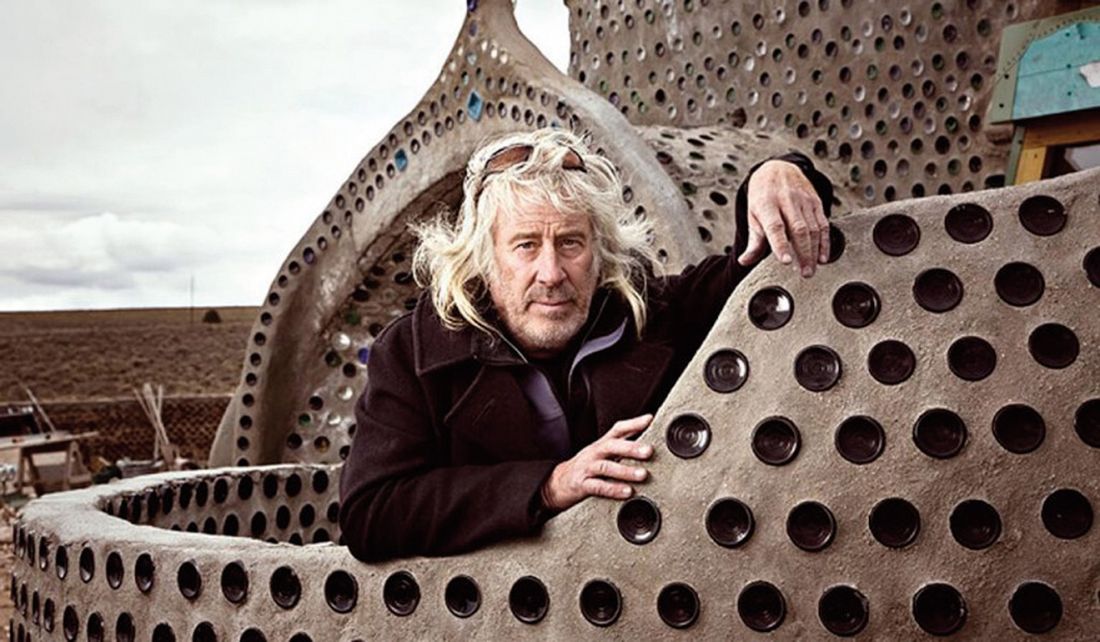 architekt Michael Reynolds, znany bardziej pod pseudonimem Wojownik Śmietniska, pozujący w „Earthship”