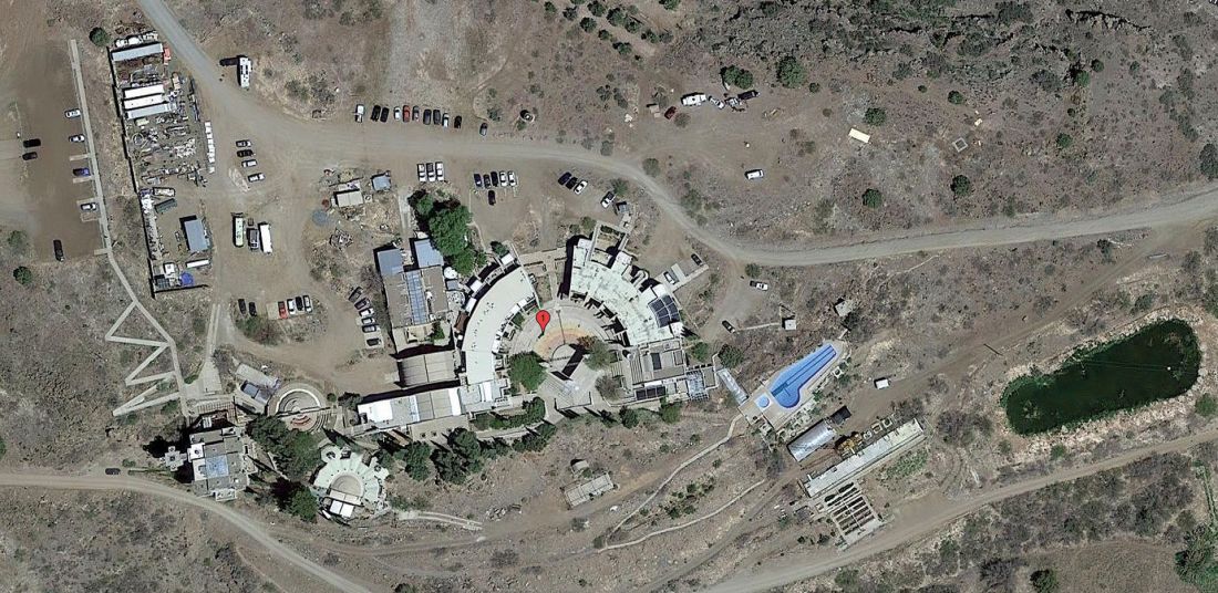 stan zaawansowania budowy Arcosanti widoczny na zdjęciu satelitarnnym Google z 2023 roku