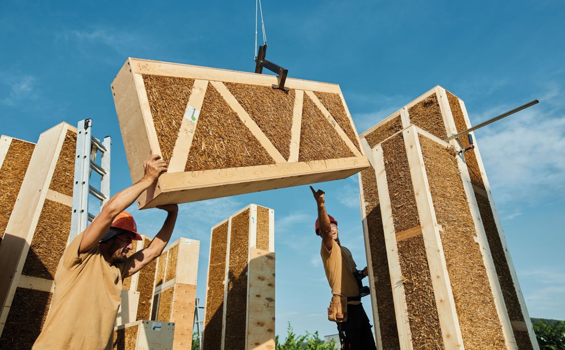 dom budowany w technologii modułowej z elementów o konstrukcji drewnianej, a wypełnieniu z mocno sprasowanej słomy (straw-bale)