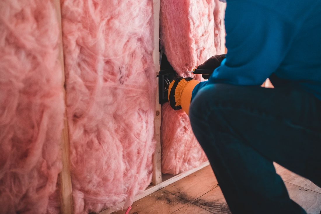 Wełna mineralna to uniwersalny materiał izolacyjny, który łączy w sobie właściwości termiczne i akustyczne. Można ją również stosować w formie natryskowej, co eliminuje straty zakupionych materiałów. 